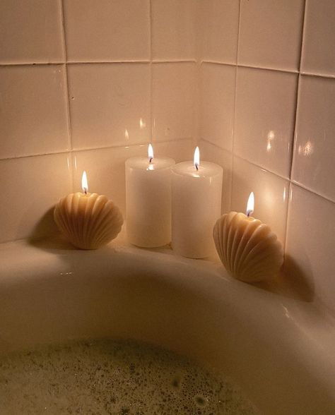 Candle In Bathroom, Candle Asethic, Aesthetic Candle Pictures, Bath With Candles, Cute Candles Aesthetic, Candle Light Bath, Bath Candle, Cozy Candle, Bath Aesthetic