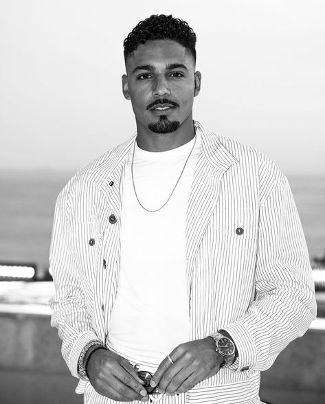 Michael Behling, Michael Evans Behling, Michael Evans, Men's Curly Hairstyles, Jordan Baker, Latin Men, Expensive Jewelry Luxury, Black Actors, Stylish Celebrities