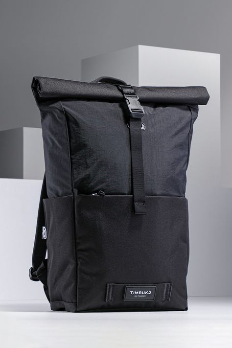 It is light but robust, compact but spacious and offers even a padded laptop compartment for devices up to 15 inches. This #urban everyday hero also has a reinforced bottom and padded shoulder straps. Its well-thought-out design goes back to the brand's history. The founder Rob Honeycutt started manufacturing the #Timbuk2 messengerbags and backpacks in 1989. A former bike courier himself, he knows best what is important when it comes to #bikebags and #backpacks. Just convince yourself! Bike Courier, Photography Bags, Rolltop Backpack, Everyday Heroes, Box Branding, Product Shoot, Bike Bag, Leisure Time, Best Bags