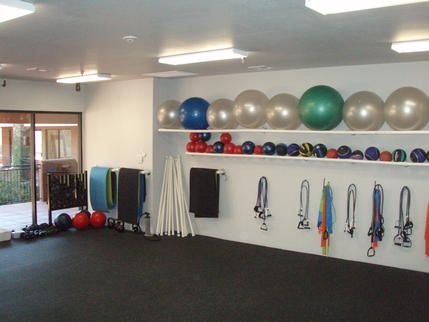 aerobic room Clinic Storage, Physio Clinic, Lounge Makeover, Dream Fitness, Commercial Fitness Equipment, Physiotherapy Clinic, Clinic Interior Design, Fitness Room, Fitness Plan