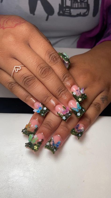 Short Flower French Tip Nails, Grass Duck Nails, Short Decorated Nails, Flower Charms On Nails, Nails Ideas Charms, Textured Nails Design, Grass Nail Designs, Flower Garden Nails, Nude Base French Tip