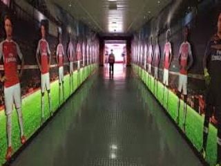 Arsenal Stadion tunnel. Football Tunnel Entrance, Football Pub, Basketball Treats, Backyard Games Kids, Sports Pub, Sport Bar, Corporate Event Design, Emirates Stadium, Pub Games