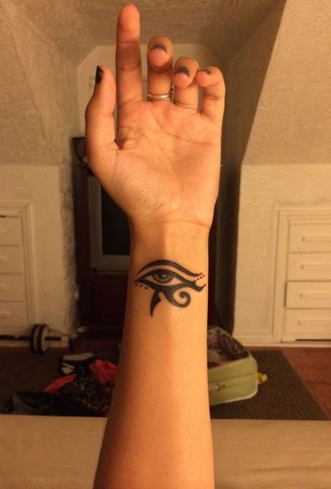 Egyptian Eye Tattoos, Simbolos Tattoo, Horus Tattoo, Evil Eye Tattoo, Egyptian Eye, Geniale Tattoos, Egyptian Tattoo, Small Wrist Tattoos, Spiritual Tattoos