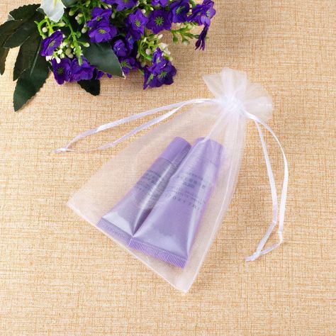 White Wedding Favors, Candy Wedding Favors, Sachet Bags, Wedding Gift Bags, Bag Display, Wedding Favor Bags, Festival Makeup, Makeup Gift, Mini Bottles