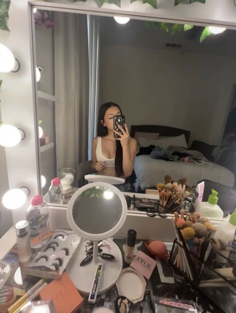 Vanity Instagram Pictures, Vanity Mirror Picture Ideas, Vanity Picture Ideas, Doing Makeup Aesthetic In Mirror, Latina Room Aesthetic, Vanity Mirror Selfie, Latina Bedroom, Vanity Selfie, Vanity Pics