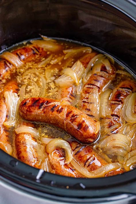 Braut Crockpot Recipes, Beer And Brats Crockpot, Brat Soup Slow Cooker, Hot Day Crock Pot Meals, Beer Dogs Crockpot, Brats In The Crockpot Easy Recipes, German Crockpot Meals, Slow Cooker Brats And Onions, Authentic German Bratwurst Recipes