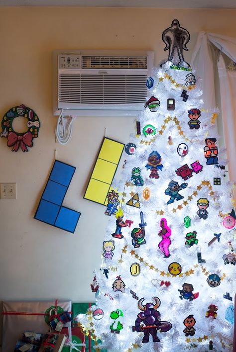 Christmas Tree Idea Nerdy Christmas, Geek Christmas, Geek Crafts, Games Room, Navidad Diy, Perler Bead Art, Christmas Tree Themes, Geek Culture, Christmas Games