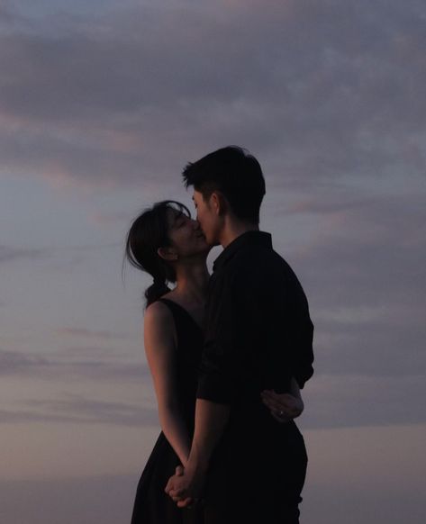 Korean Wedding Photography, First Meeting, Couples Vibe, Couple Picture Poses, The Perfume, Ulzzang Couple, Foto Ideas Instagram, Cinematic Photography, Couples Poses For Pictures