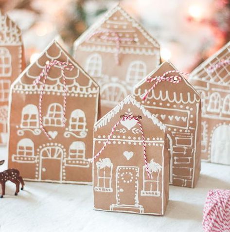 Gingerbread House DIY Treat Bags | Make these delicious DIY gift bags for Christmas <3 Diy Treat Bag, Diy Christmas Treats, Paper Bag Gift Wrapping, Gingerbread Diy, Christmas Treat Bags, Construction Paper Crafts, Gift Bags Diy, Diy Treats, Cool Paper Crafts