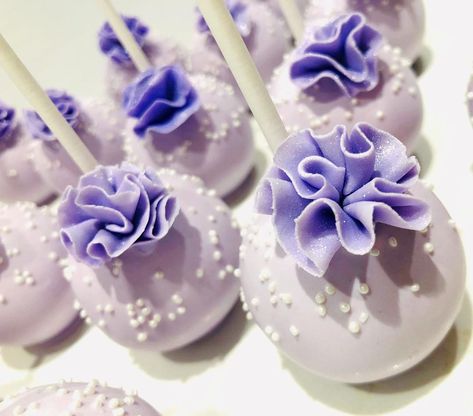 Pretty lilac ruffles! 💜💜 #cakepops #cakepop #cake #pop #purplecakepops #purpledonuts #lilaccakepops #chocolatedippedpretzels #wedding… Lilac Birthday, Purple Cake Pops, Blue Cake Pops, Cake Pop Designs, Baby Shower Dessert Table, Chocolate Dipped Pretzels, Pop Ideas, Baby Shower Cake Pops, Baby Shower Purple