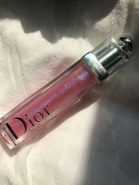 Gloss Da Dior, Dior Lip Gloss Aesthetic, Dior Lipgloss Aesthetic, Dior Lippies, Dior Makeup Products, Dior Makeup Aesthetic, Dior Gloss, Dior Lip Gloss, Lipgloss Aesthetic