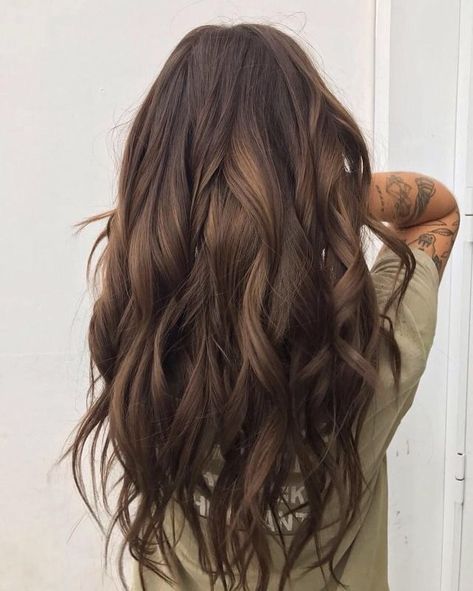 brunette, long hair, waves, curls, easy hairstyles for long hair, simple waves Brunette Long Hairstyles, Long Beach Waves, Easy Work Hairstyles, Long Hair Waves, Waves Hair, Instagram Hairstyles, Beach Wave Hair, Hair Brunette, Winter Hair Color