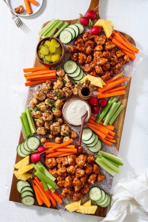 Wings Board, Vegan Boards, Vegan Superbowl Snacks, Vegan Super Bowl, Super Bowl Snack, Crispy Cauliflower, Plateau Charcuterie, Healthy Superbowl, Vegan Worcestershire Sauce