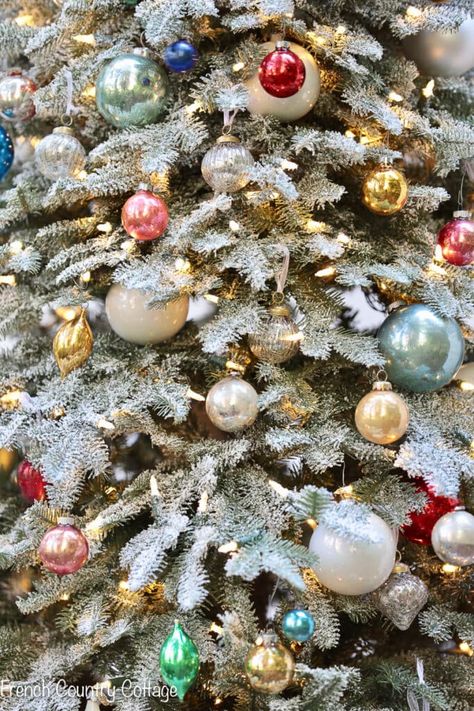 Antique Christmas Tree Ideas, Baroque Christmas Tree, Vintage Christmas Tree Ideas, French Country Christmas Tree, Old World Christmas Tree, Anthropologie Christmas Tree, French Christmas Tree, Paradise Decor, Vintage Inspired Christmas Tree