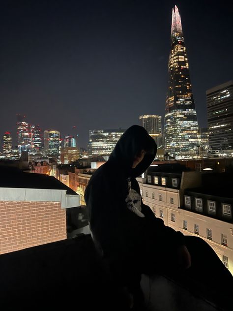 Big City Photoshoot, Hoodie Shoot, Aesthetic Rooftop, Rooftop Night, Rooftop Aesthetic, Rooftop City, London Photo Ideas, Night Street Photography, Rooftop Photoshoot