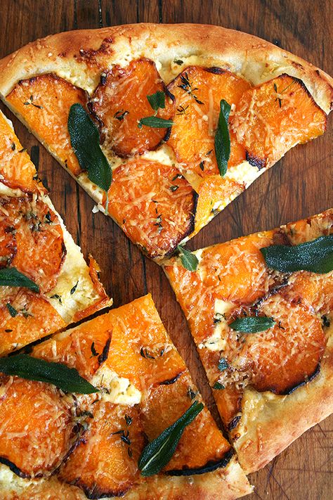 butternut squash pizza with crispy sage Butternut Squash Pizza, Squash Pizza, Pizza Roll, Pizza Flavors, Think Food, Pizza Toppings, A Pizza, Deep Dish, Tortillas