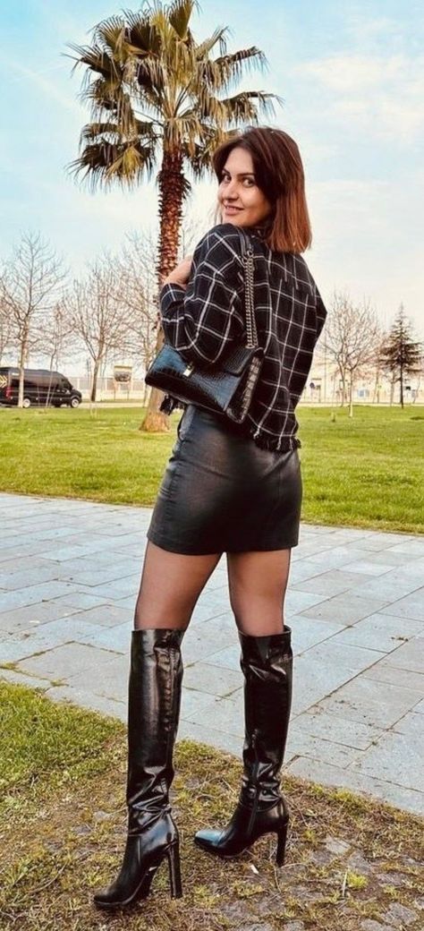 Suivez @bcoutitre et profitez davantage de Tumblr en vous inscrivant immédiatement ! Stiletto Boots Outfit, High Heel Boots Outfit, Best Fall Outfits, Black Knee Boots, Black High Boots, Patent Boots, Dress With Stockings, Leather Boots Heels, Stiletto Boots