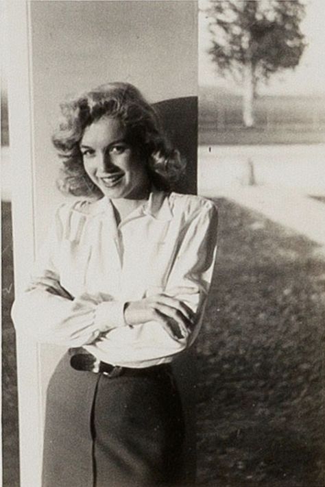 20th Century Fox Studios, 1947. Pronto se convertiría en el mito Marilyn Monroe, pero ella no queria eso en realidad. Solo queria amor y seguir siendo Norma Jeane. Young Marilyn Monroe, Norma Jean Marilyn Monroe, Rare Marilyn Monroe, Joe Dimaggio, Rare Images, Marilyn Monroe Photos, Norma Jean, Norma Jeane, Blonde Bombshell