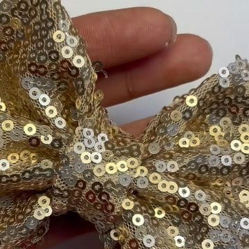 Monica Crafts It All on Instagram: "How to make a sequin hair bow 💁🏻‍♀️ #hairbowtutorial #hairbowdiy #bowtutorial #sequin #moño #lentejuelas" Sequin Hair, Fancy Bows, Hair Bow Tutorial, Bow Tutorial, How To Make Ribbon, November 30, Diy Hair Bows, Beaded Embroidery, Hair Bow