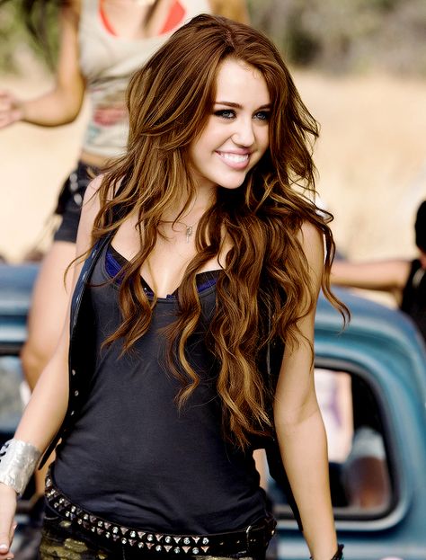 Miley Cyrus well.... it all went downhill from here.... Miley Cyrus Hair, Pinterest Hair, Hannah Montana, Vanessa Hudgens, Hair Envy, Long Hairstyles, Hair Dos, Miley Cyrus, Gorgeous Hair