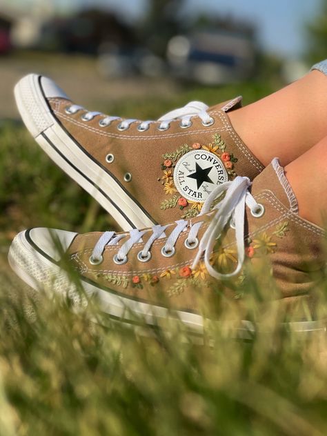 Embroidered Hightop Converse, Beige Converse Embroidery, Brown Embroidered Converse, Embroider Converse, Converse With Flowers, Embroidered Shoes Diy, Embroidered Converse High Tops, Converse Beige, Converse Embroidery