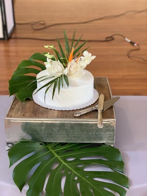 Palm Tree Wedding Cake, Small Tropical Wedding Cake, Simple Tropical Wedding Cake, Hawaii Bridal Shower Ideas, Simple Tropical Cake, Tropic Cake, Tropical Wedding Cakes, Hike Wedding, Tenerife Wedding