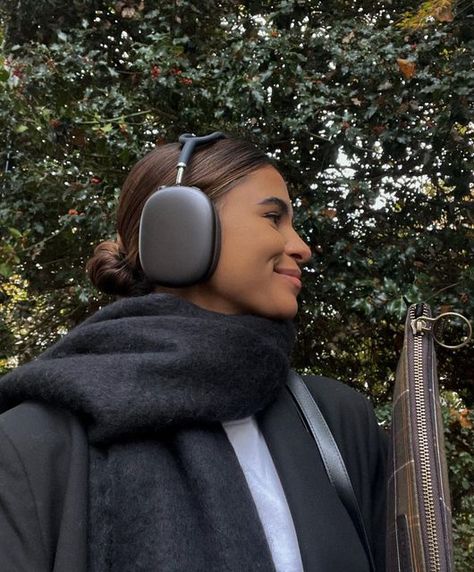 Airpod Max Aesthetic, Airpods Pro Max, Airpods Max Aesthetic, Fashion Headphones, Apple Air Pods Pro, Air Pods Max, Headphone Outfit, Emelie Lindmark, Max Aesthetic