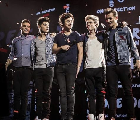 One Direction Take Me Home Era, Wallpaper One Direction, Home One Direction, One Direction Fotos, 1d Concert, 1d Day, Funny Wedding Pictures, One Direction Wallpaper, One Direction Photos