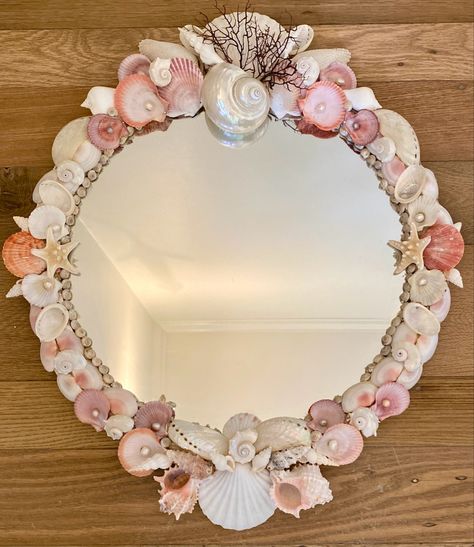 Shell mirror, pearls, coral Shell Mirror Aesthetic, Mirror With Shells, Decorate Mirror Frame, Seashell Bathroom Decor, Seashell Creations, Seashell Chandelier, Seashell Bathroom, Shell Mirrors, Pearl Mirror