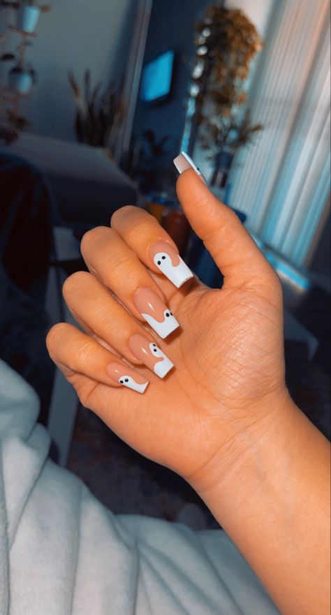 Ghost Nail French Tip, Ghost French Tip Nails Square, Halloween Acrilyc Nail Ideas, Black And White Halloween Acrylic Nails, Cute Halloween Nails Acrylic Simple, White Tip Halloween Nails, Halloween Nail Designs French Tip, Ghost French Nails, White French Tip Halloween Nails