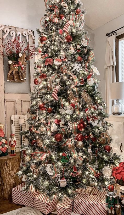 Tree Inspiration, Decor 2023, Christmas Tree Decorating Themes, Tree Decorating, Red Christmas Tree, Christmas Tree Inspiration, Decorating Themes, Christmas Feeling, Christmas Inspo