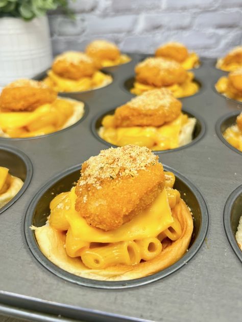 Cheesy Chicken Mac and Cheese Cups Mac Cheese In A Cup, Cup Mac And Cheese Recipe, Cup Mac And Cheese, Macaroni And Cheese Cups Muffin Tins, Mac N Cheese Muffin Cups, Mac And Cheese Cups, Creamy Macaroni And Cheese, Muffin Tin Recipes, Hawaiian Rolls