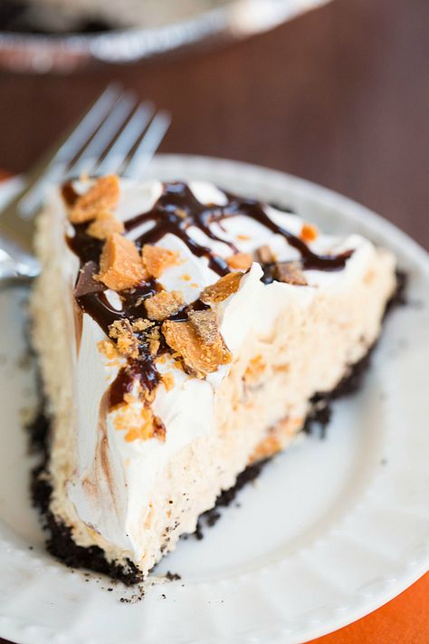 No-Bake Butterfinger Pie Recipe by @Michelle (Brown Eyed Baker) :: www.browneyedbaker.com Butterfinger Pie Recipe, Butterfinger Pie, Brown Eyed Baker, Baking Recipes Pie, Easy No Bake Desserts, Baked Dessert Recipes, No Bake Pies, Piece Of Cake, Pie Dessert