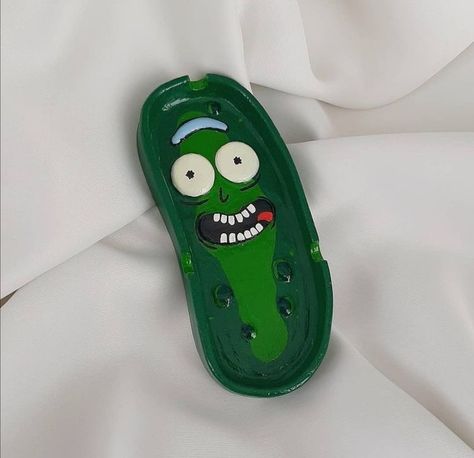 Rick And Morty Clay Ashtray, Rick And Morty Ashtray, Ash Tray Clay, Easy Clay Sculptures, Pickle Rick, Diy Air Dry Clay, Sculpture Art Clay, Air Dry Clay Projects, Tanah Liat