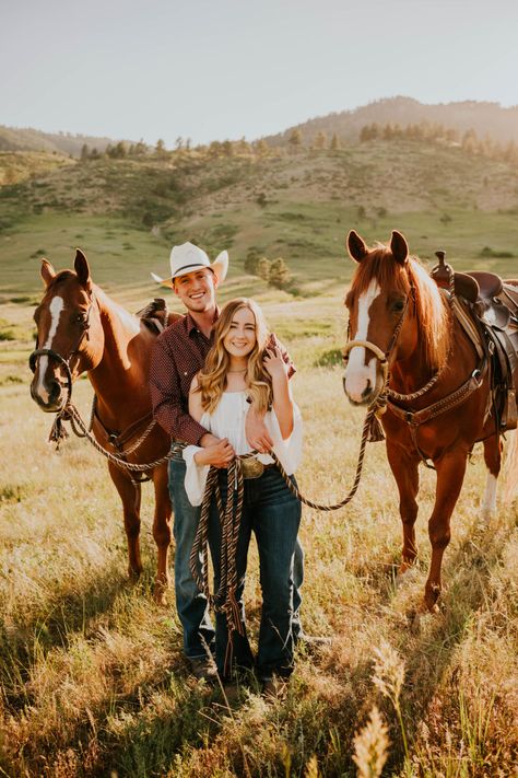 Couple Horse Photography, Shooting Photo Couple, Country Couple Photos, Mountain Proposal, Western Engagement Photos, Country Couple Pictures, Cute Country Couples, Western Photo, Horse Wedding