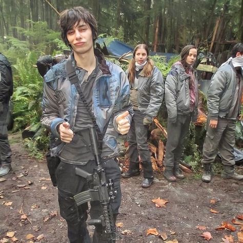 Devon Bostick The 100, The 100 Bts, Jasper The 100, Jasper Jordan, Rodrick Heffley, Devon Bostick, Filmy Vintage, Season Greetings, Wimpy Kid