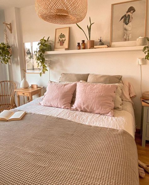 Clean Guest Bedroom Ideas, Simple Bedroom With Pops Of Color, Pink Brown Room, Green And Pink Bedding, Easy Bedroom Ideas, Minimalist Boho Bedrooms, Redecorate Bedroom, Ideas Living Room, Home Decorating Ideas