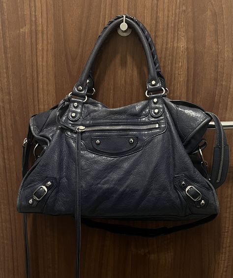 Balenciaga city bag navy blue - bag inspo, designer bag, secondhand bags Vintage Designer Pieces, Vintage Bag Aesthetic, Balenciaga Bag City, Balenciaga Bag Outfit, Scandinavian Clothes, Shoulder Bags Outfit, Navy Handbag, Navy Blue Bag, Navy Bag