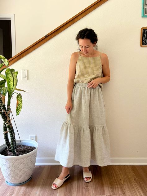 How to Sew a Skirt With an Elastic Waistband - With Pockets! - Bethany Lynne Makes How To Make Skirt From Dress, Easy Skirts To Sew Free Pattern, Easy Skirt Sewing Pattern, Diy Tiered Skirt, Cotton Skirt Pattern, Linen Skirt Pattern, Easy Skirts To Sew, Simple Skirt Pattern, Sewing Patterns Plus Size