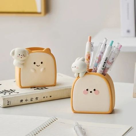 Kawaii Pen Holder, Animal Toast, Cartoon Study, Kawaii Bread, Boho Decor Ideas, Table Ornaments, Cute Stationary School Supplies, Cute School Stationary, Kawaii Pens