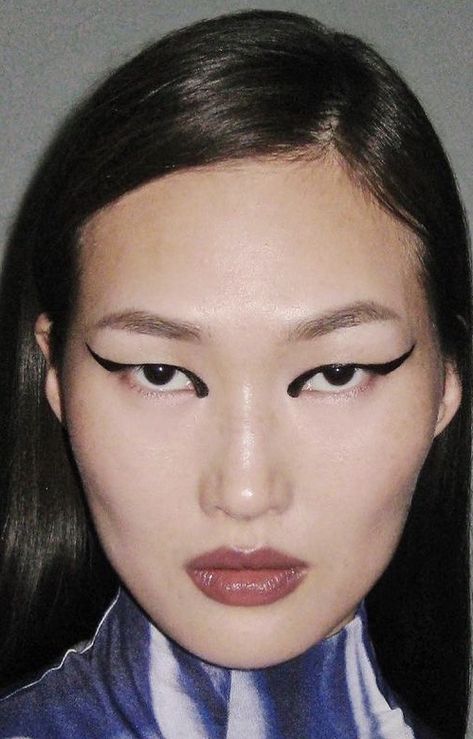 Asian Glam Makeup, Spring Makeup 2023, Circus Makeup, Makeup 2023, High Fashion Makeup, Graphic Makeup, Editorial Hair, Graphic Liner, Winter Makeup