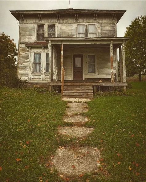 Beachside House, Draw Reference, Usa House, Abandoned Homes, Abandoned Property, Old Abandoned Houses, Time Loop, American Farmhouse, Save File