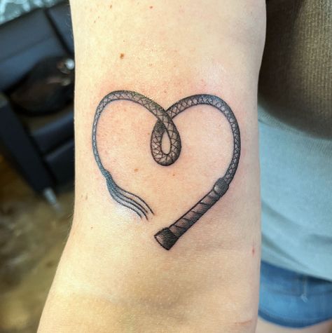 Chain Link Heart Tattoo, Chain Heart Tattoo Design, Heart Wrapped In Chains Tattoo, Snake Protecting Heart Tattoo, Succubus Heart Tattoo, Bow Tattoo Designs, Chain Tattoo, Cool Tattoo Drawings, Shape Tattoo