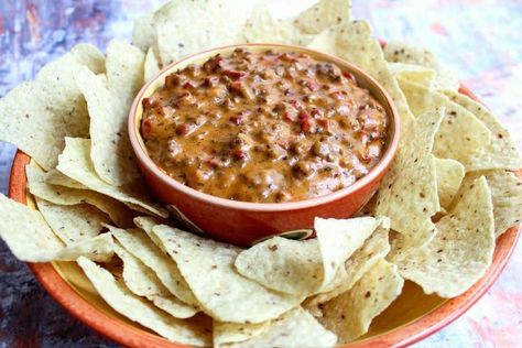 This is a great dip to serve at parties. It has all of the pizza flavor without the crust. If you like, you could serve it with garlic sticks. Chili Cream Cheese Dip, Super Easy Dips, Warm Appetizers, Party Dip Recipes, Chili Cheese Dips, Pizza Dip, Just A Pinch Recipes, Pizza Flavors, Dip Recipes Easy