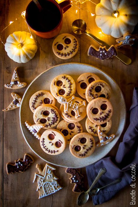 Halloween Linzer Cookies, Biscotti Halloween, Halloween Biscuits, Halloween Buffet, Halloween Party Appetizers, Cookies Halloween, Halloween Food Treats, Halloween Baking, Fall Cakes