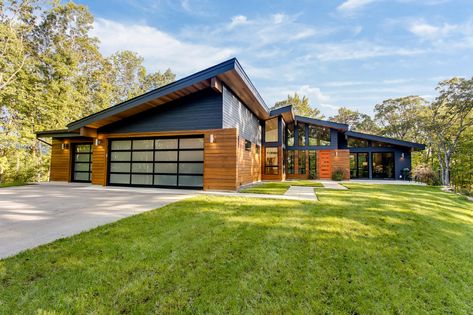 Mid Century Cabin Exterior, Mid Century Modern Gable Roof, Mid Century Modern Barndominium, Mid Century Barndominium, Mid Century Garage Addition, Mid Century Modern Exterior 2 Story, Mid Century Modern Detached Garage, Midcentury Modern House Exterior 2 Story, Large Mid Century House Plans