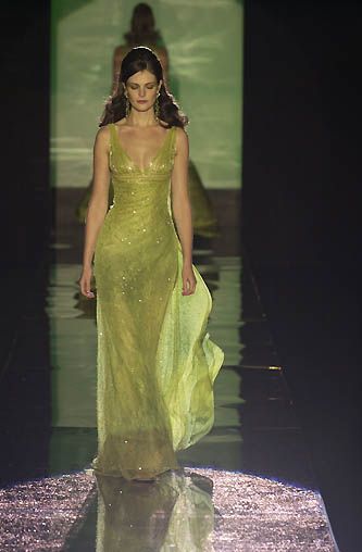 Elie Saab 2000s, Vintage Elie Saab, Iconic Green Dress, Runway Fashion Couture 90s, Elie Saab Green Dress, 90s Runway Gowns, 90s Couture Fashion, Ss 2024 Runway, Green 90s Prom Dress