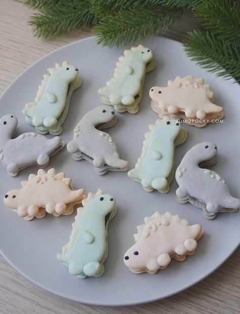 Dino Macarons, Dinosaur Macarons, Dinosaur Sweets, Dino Bebe, Koala Party, Dino Birthday Cake, Dinosaur Wedding, Macarons Recipe, Macaron Filling