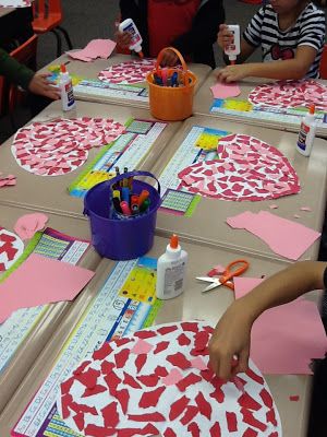 Heart Mosaics - Fun craft and you can use what you already have in your classroom. Kindergarten Valentines, February Crafts, February Valentines, Preschool Valentines, Valentine Activities, Valentine Projects, Valentine Theme, Valentines Day Activities, Valentines Art