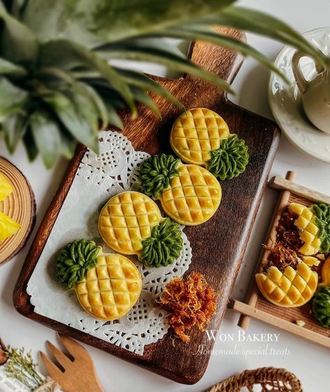 Kuih Raya Photography, Pineapple Pastry, Homemade Cafe, Cookies Photography, Pineapple Cookies, Cake Photoshoot, Food Photography Tutorial, Food Videography, Pineapple Tart